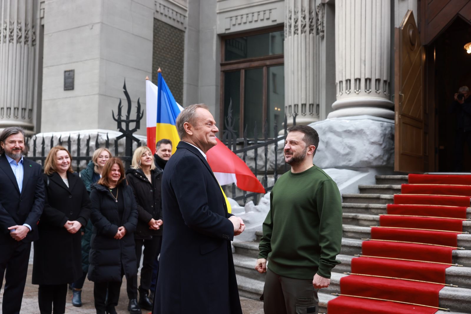 Europski ministri u Ukrajini na godišnjicu zločina u Buči dok dronovi napadaju ruske naftne objekte