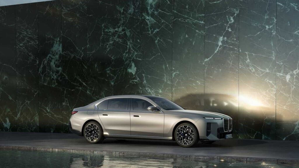 BMW i7 dobiva novu bateriju i NACS priključak te doseže više od 560 km dosega