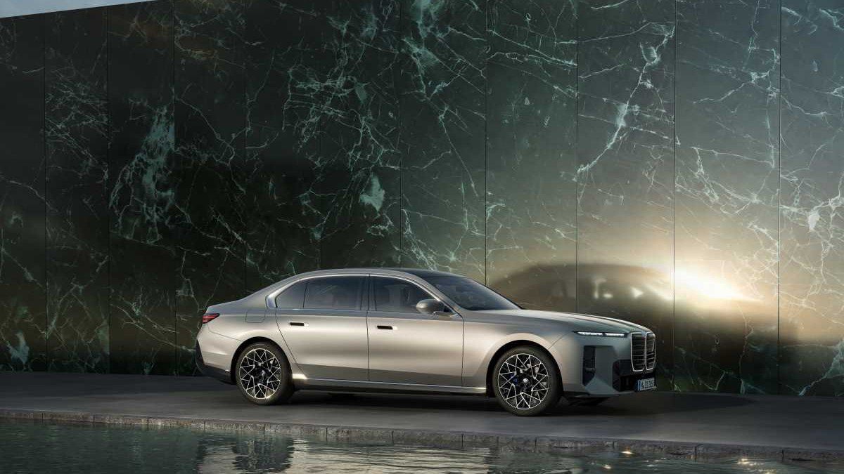 BMW i7 dobiva novu bateriju i NACS priključak te doseže više od 560 km dosega