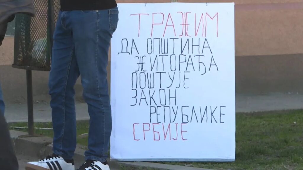 Časlav Mitić treći dan protestuje ispred Opštine Žitorađa: Deceniju čeka pravdu i ne može da koristi svoje zemljište