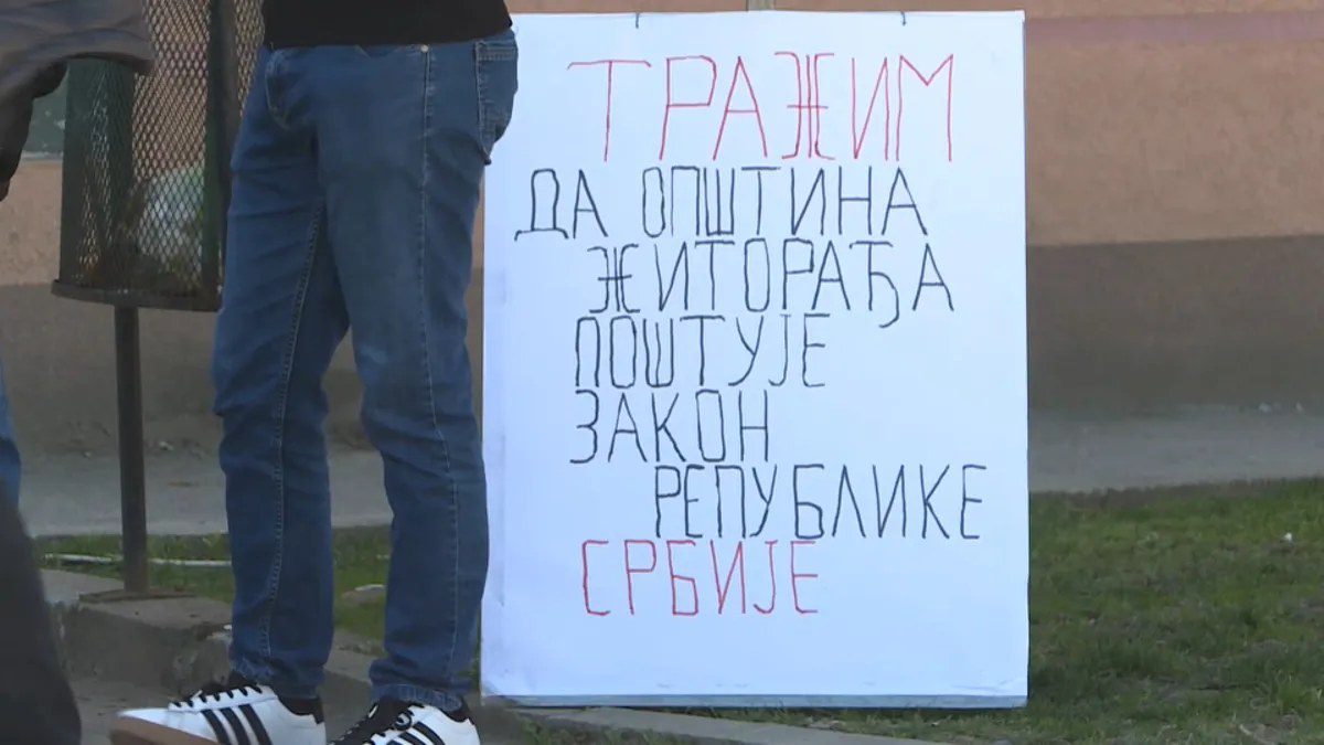 Časlav Mitić treći dan protestuje ispred Opštine Žitorađa: Deceniju čeka pravdu i ne može da koristi svoje zemljište