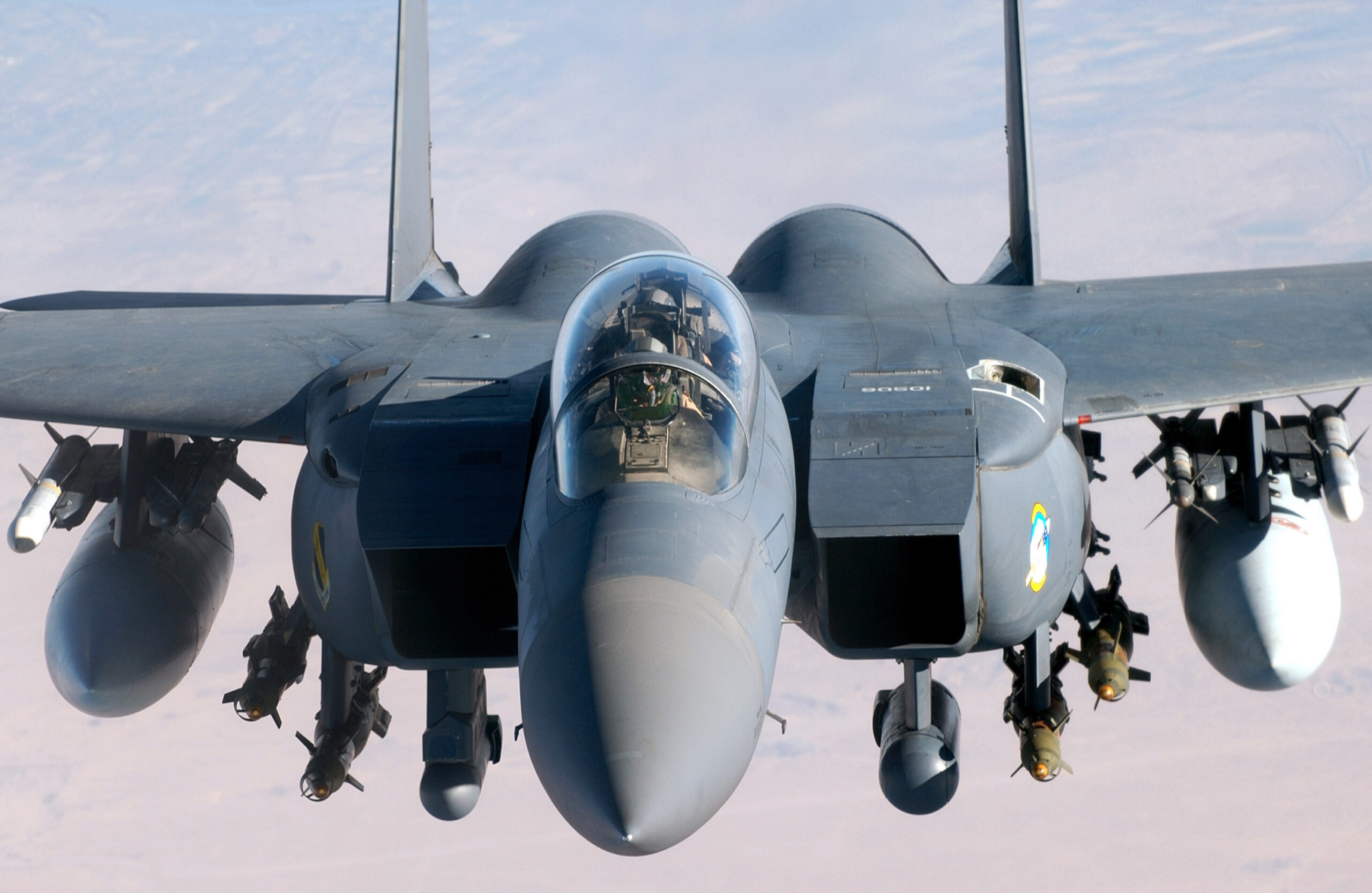 Američki vojni zrakoplov F-15E Strike Eagle u letu