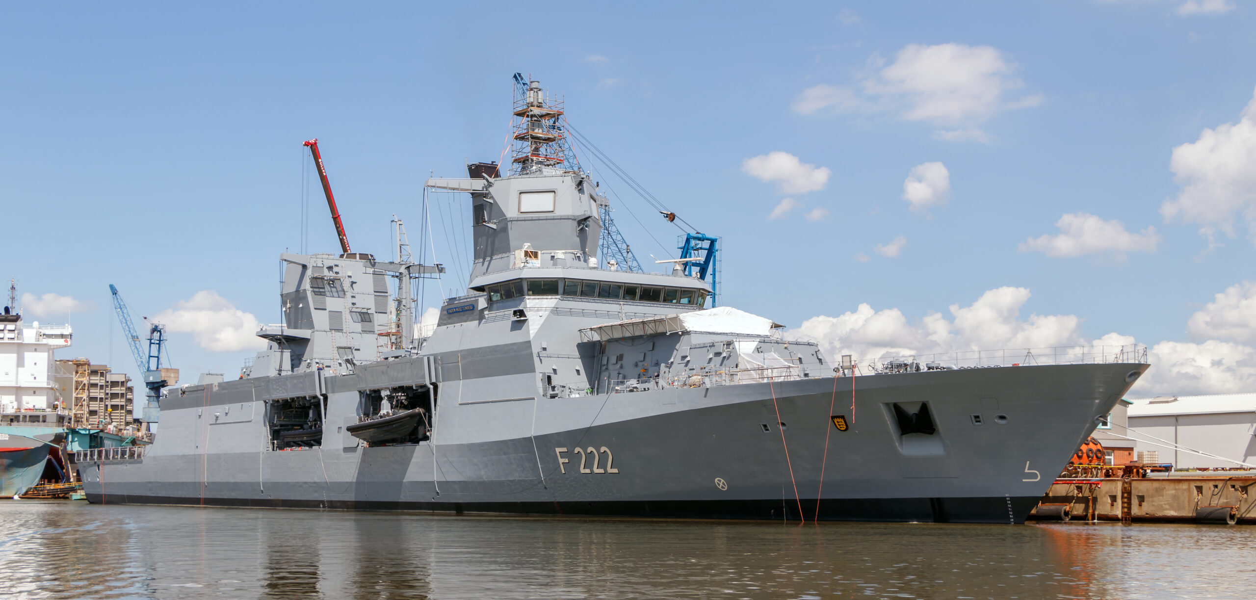 Njemačka fregata F222 Baden-Württemberg na moru