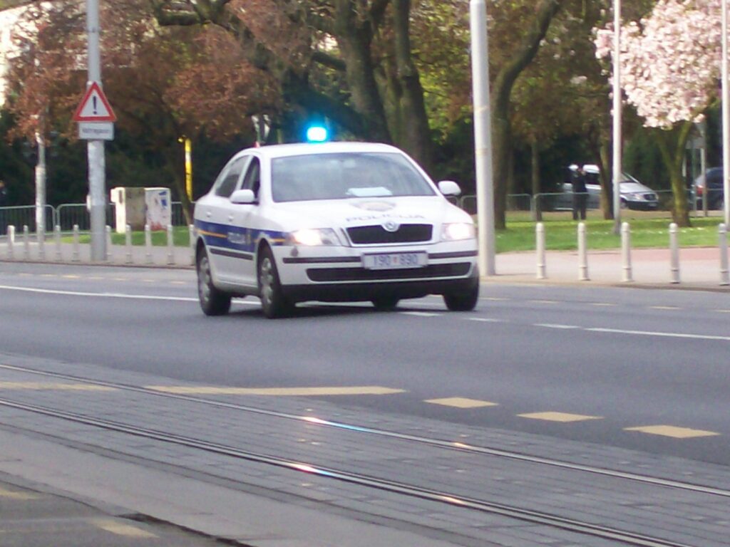 Hrvatski policijski automobil na cesti