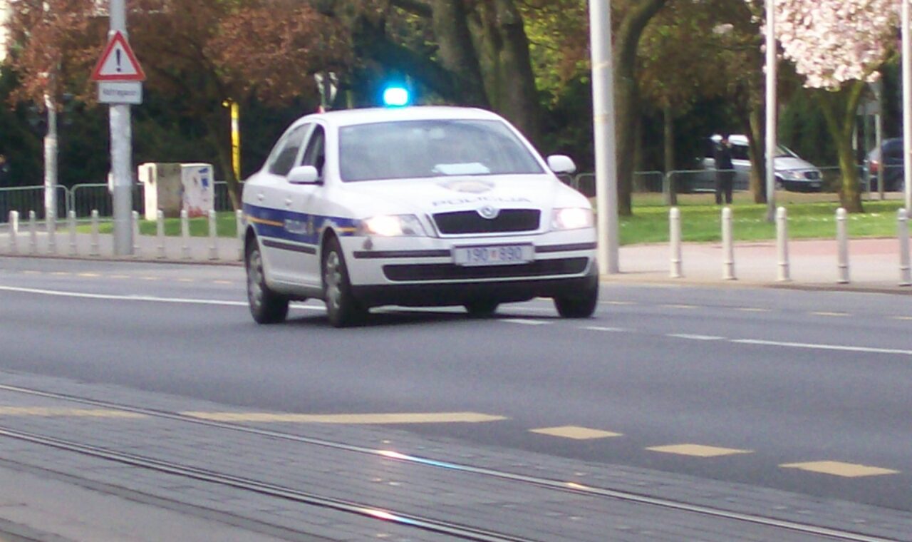Hrvatski policijski automobil na cesti