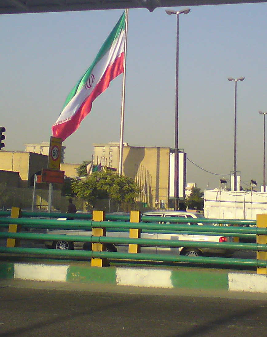 Iranska zastava na ulici Azadi u Teheranu