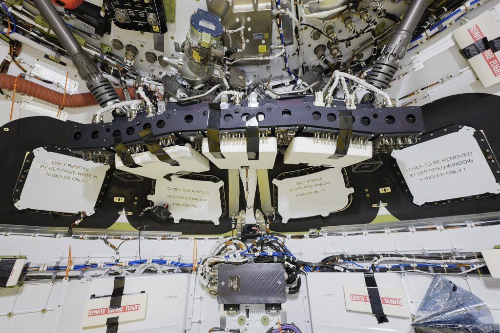 NASA objavila zadivljujuće fotografije astronauta Artemis II koji kroz prozore Oriona promatraju Zemlju i pripremaju se za prolazak uz Mjesec