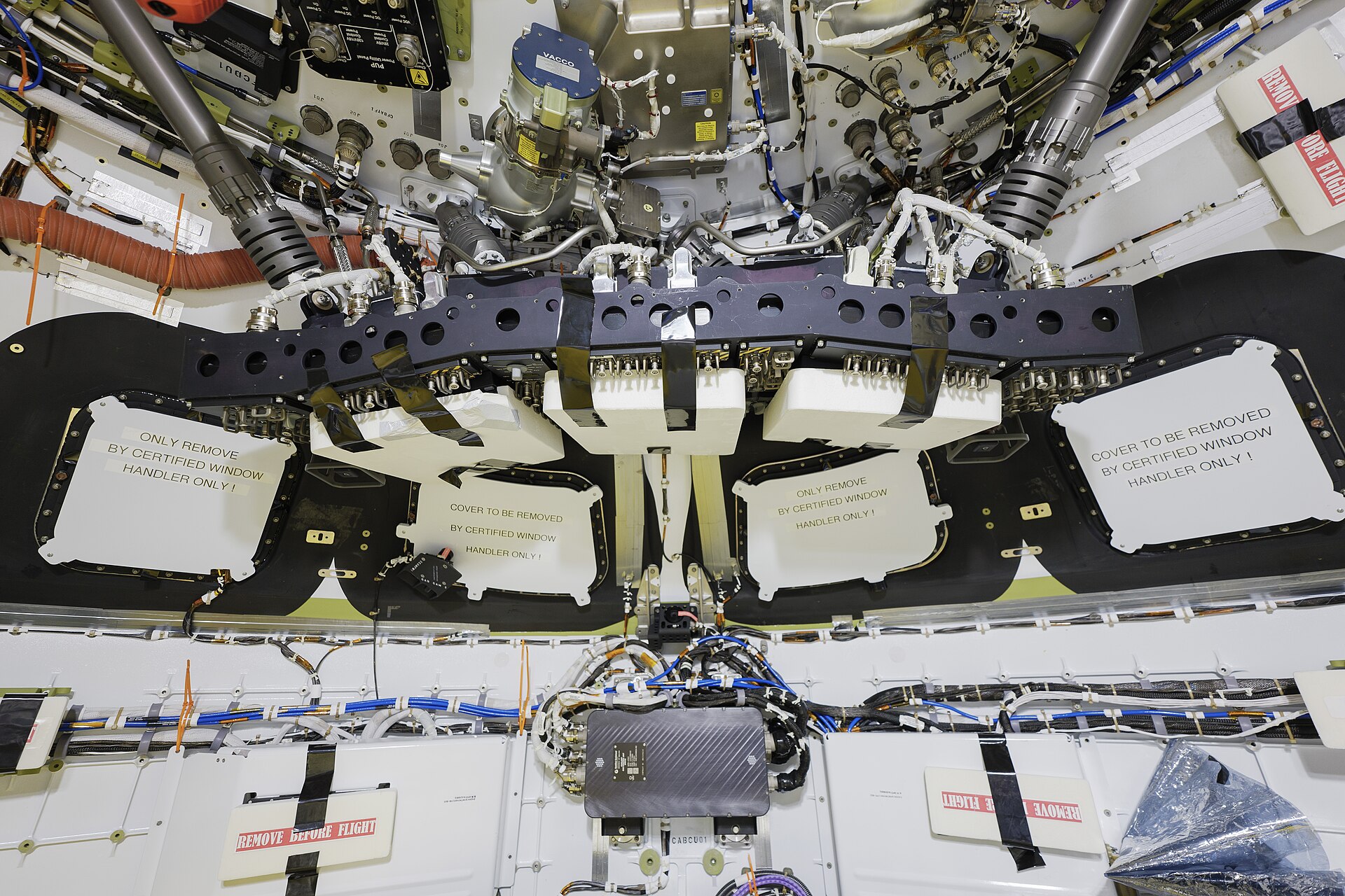 NASA objavila zadivljujuće fotografije astronauta Artemis II koji kroz prozore Oriona promatraju Zemlju i pripremaju se za prolazak uz Mjesec