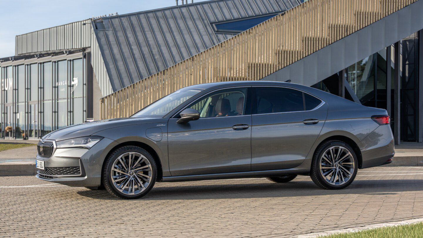 Superb Hatch version receives a plug-in hybrid powertrain with 200 kW output