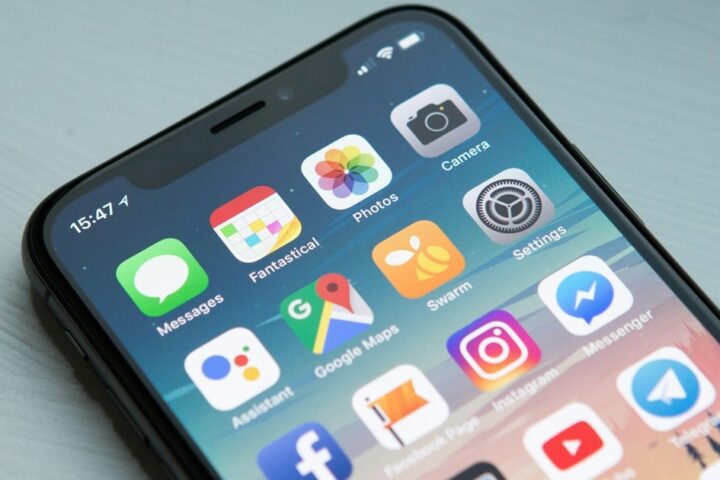 Apple za 20. obljetnicu iPhonea navodno priprema zaslon s četverostrukim zakrivljenjem