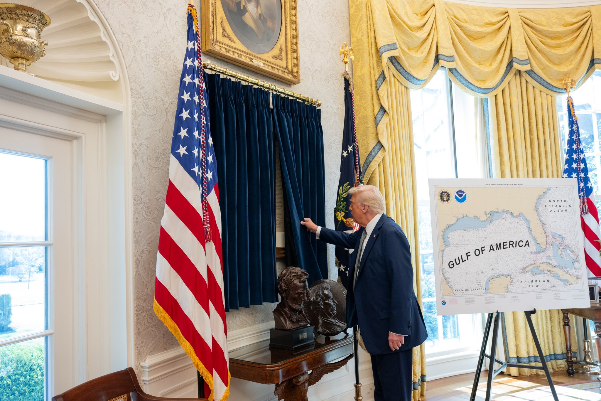 Predsjednik Donald Trump u Oval Officeu s Deklaracijom neovisnosti, 2025.