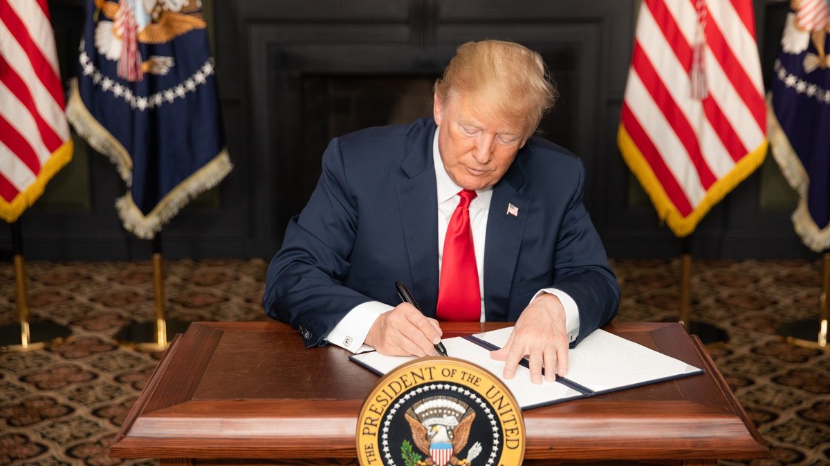 Trump zaprijetio da bi Iran mogao biti 'zbrisan' u jednoj noći, spomenuo i carine za prolaz kroz Hormuški tjesnac