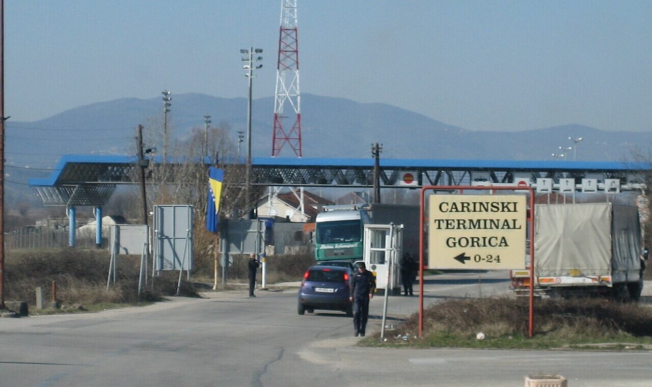 Duge kolone na prelazima BiH i Hrvatske, BIHAMK javlja da se čeka i po nekoliko sati