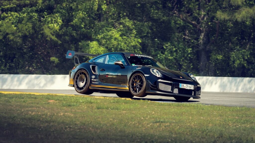 Porsche 911 GT2 RS s Manthey kitom na stazi Road Atlanta.