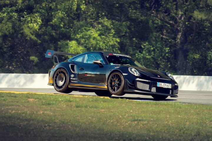 Porsche 911 GT2 RS s Manthey kitom na stazi Road Atlanta.