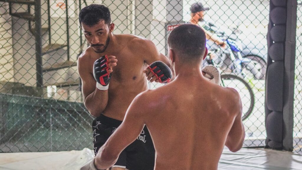 Dvojica boraca treniraju u MMA oktagonu.