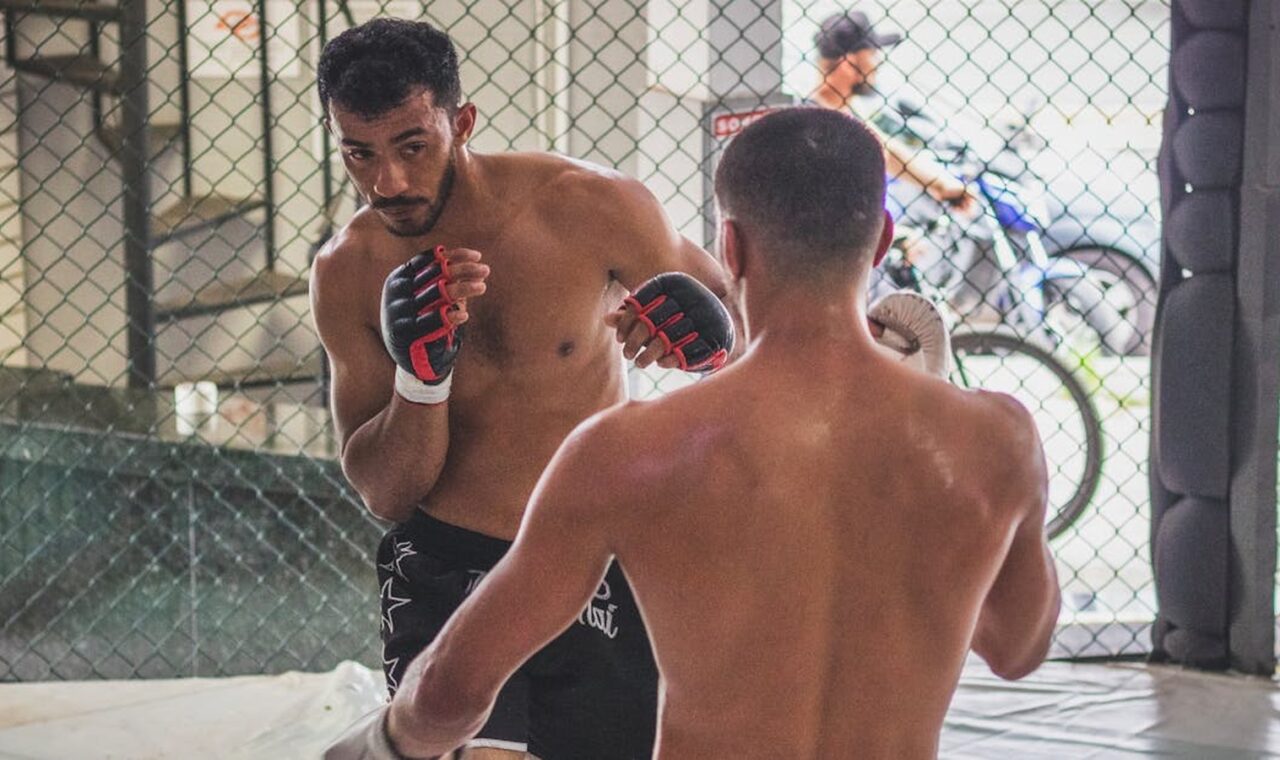 Dvojica boraca treniraju u MMA oktagonu.