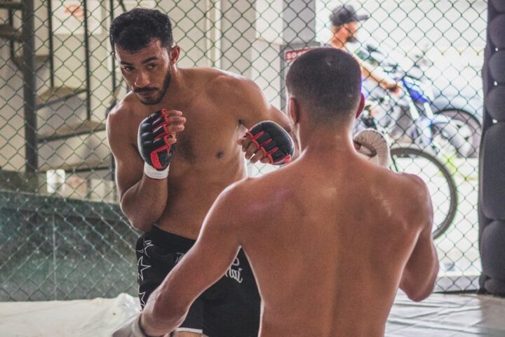 Dvojica boraca treniraju u MMA oktagonu.