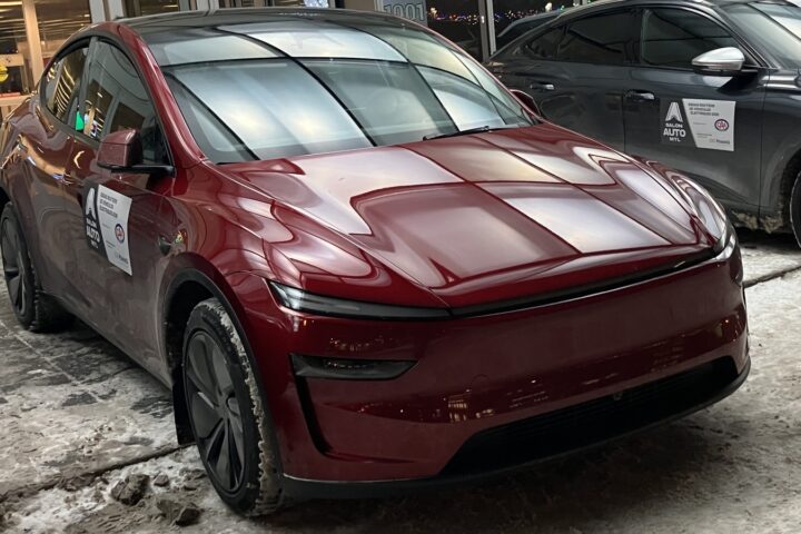 Tesla Model Y na cesti.