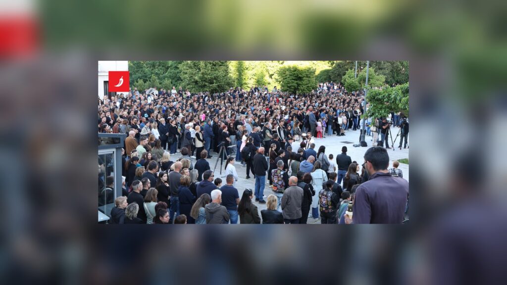 Građani na mirnom okupljanju u Drnišu.