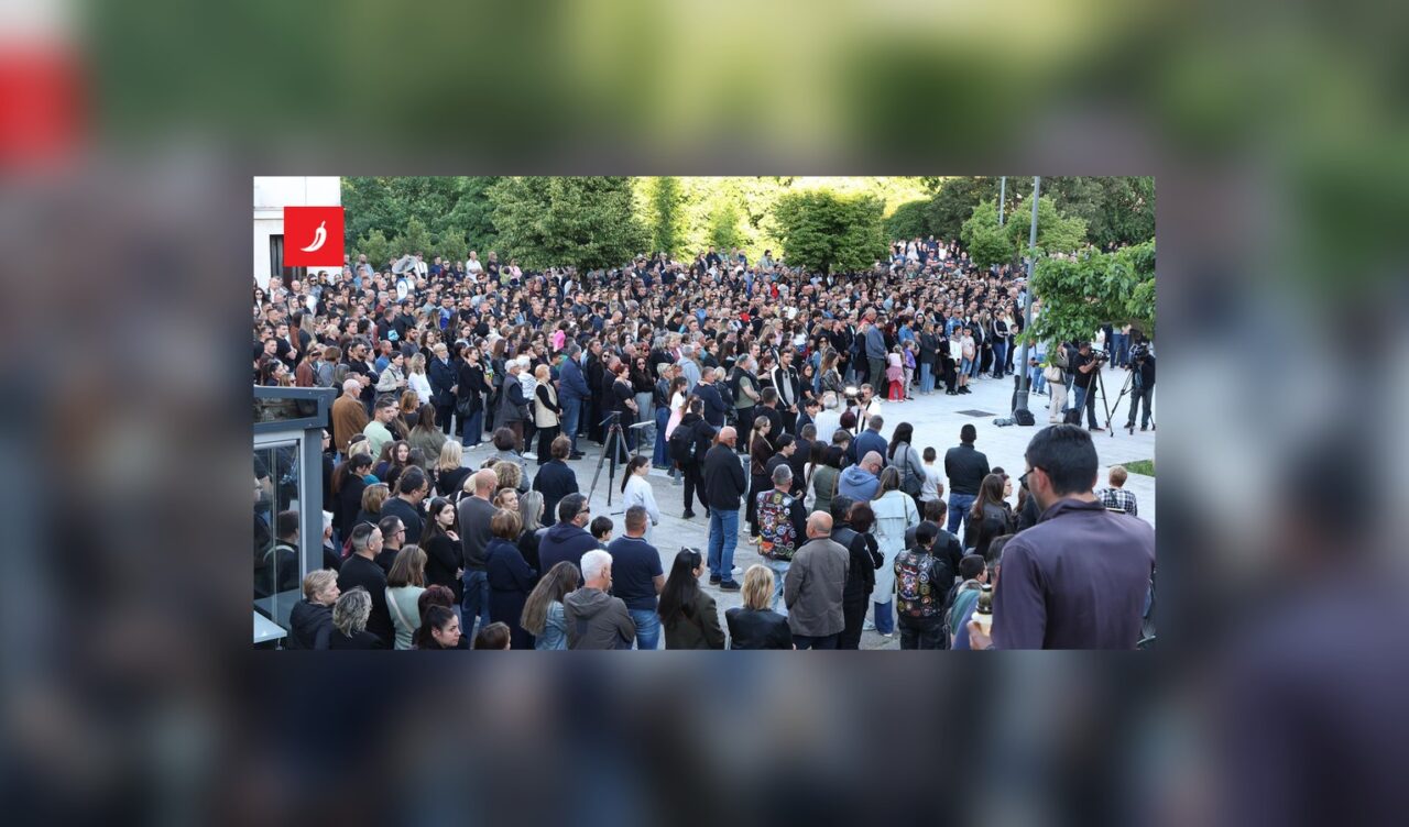Građani na mirnom okupljanju u Drnišu.