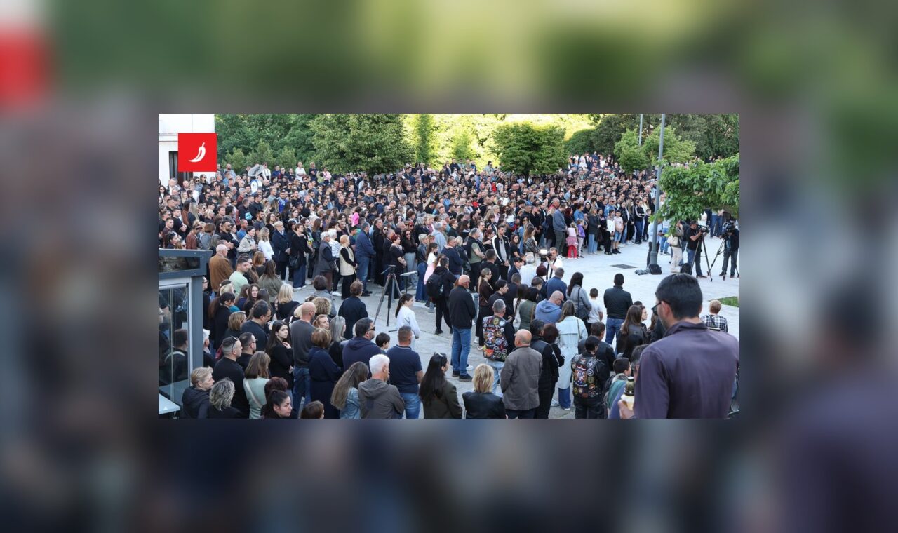 Građani na mirnom okupljanju u Drnišu.