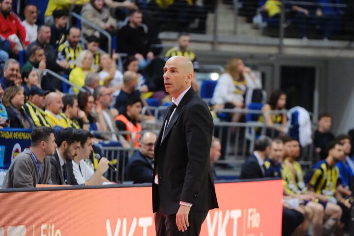 Joan Peñarroya uz teren tokom košarkaške utakmice.