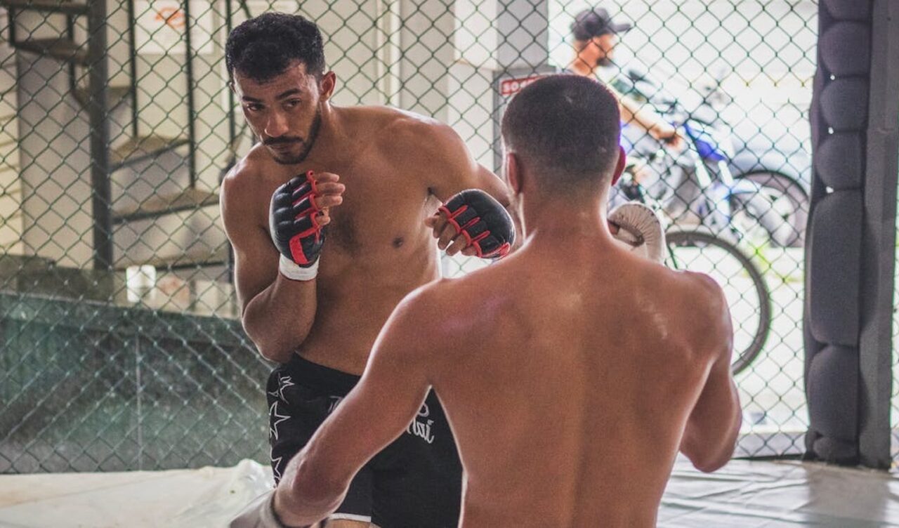 Dvojica boraca treniraju u MMA oktagonu.