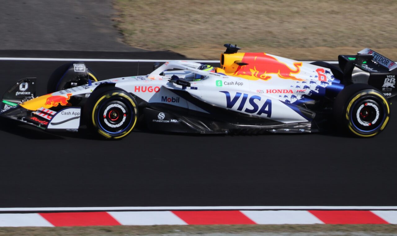 Formula 1 bolid na stazi.