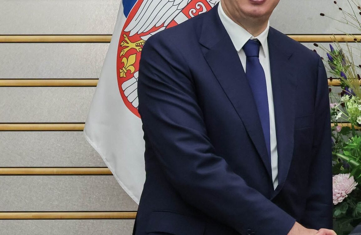 Aleksandar Vučić ispred zastave Srbije.