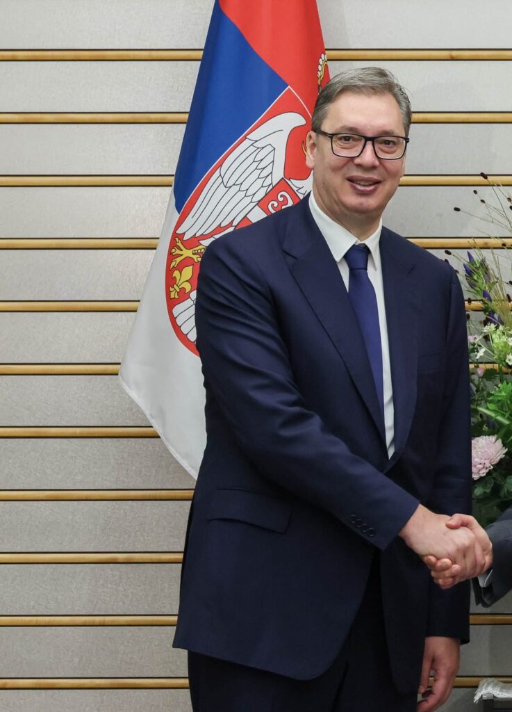Aleksandar Vučić ispred zastave Srbije.