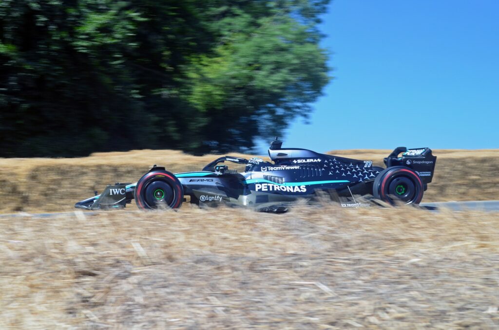 Mercedes-AMG F1 W16 bolid na stazi.