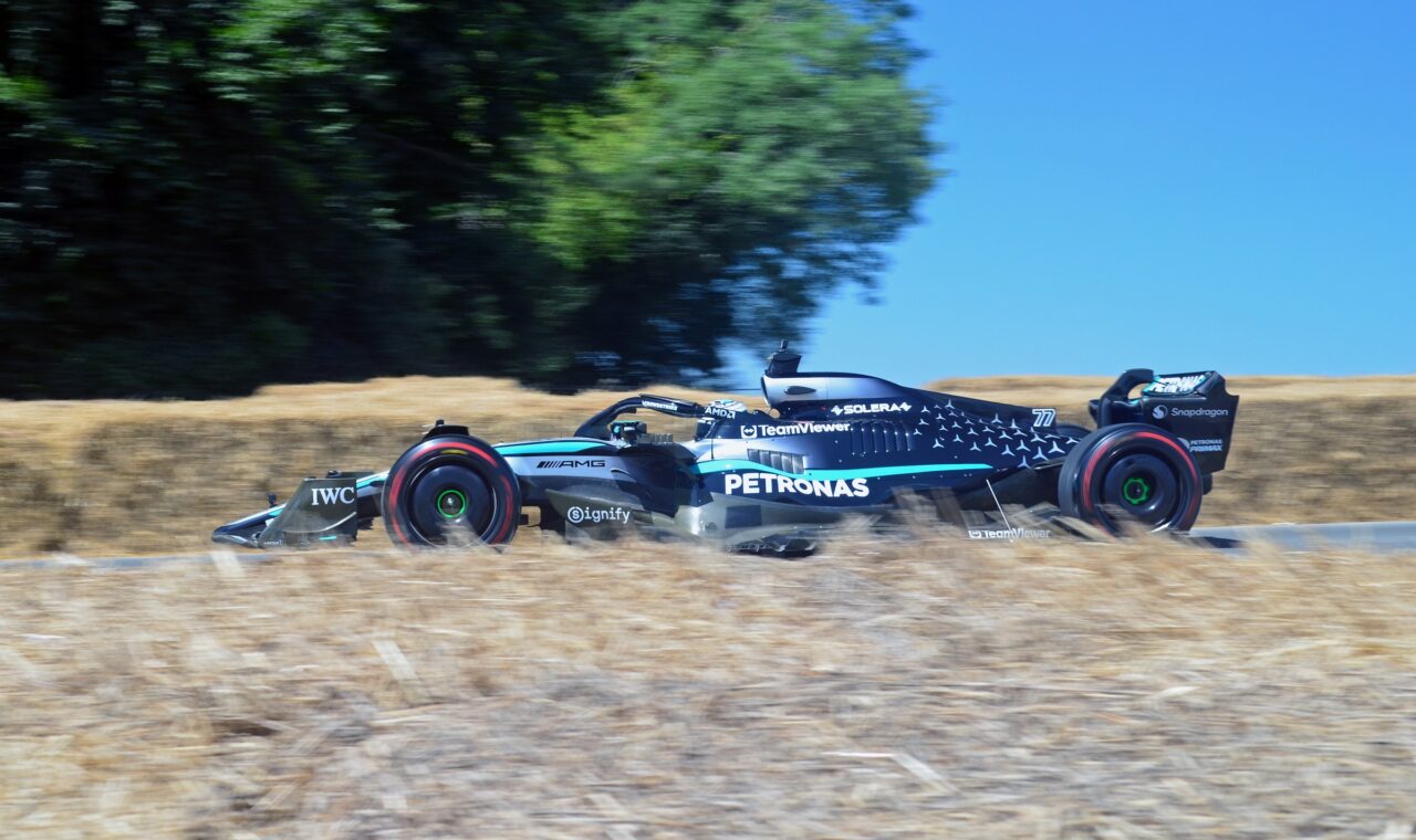Mercedes-AMG F1 W16 bolid na stazi.