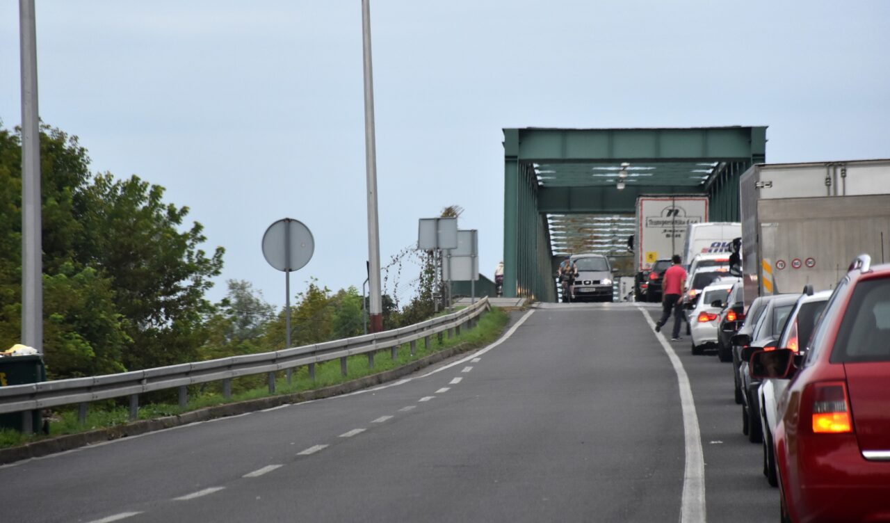 Kolona vozila na graničnom prijelazu između BiH i Hrvatske.