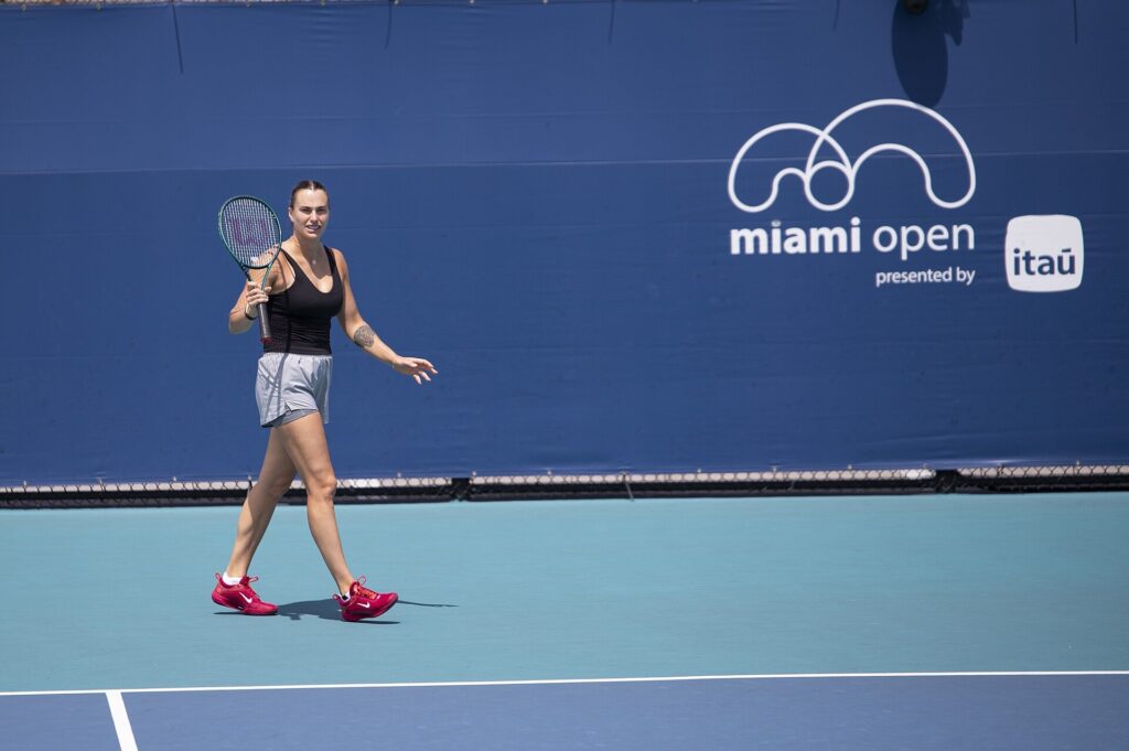 Aryna Sabalenka na teniskom terenu.
