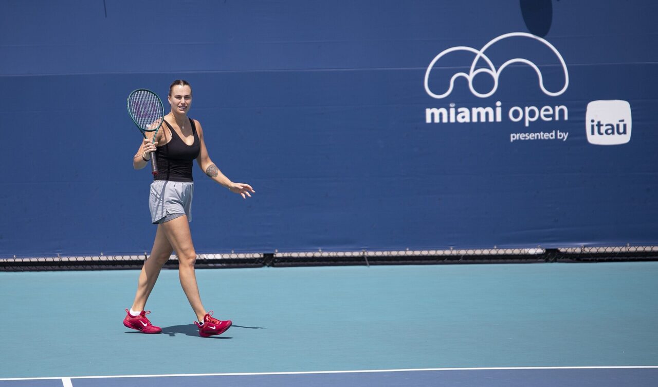 Aryna Sabalenka na teniskom terenu.