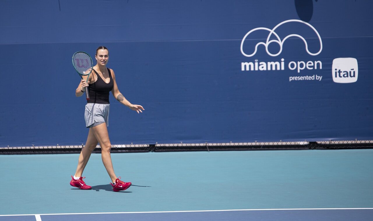 Aryna Sabalenka na teniskom terenu.