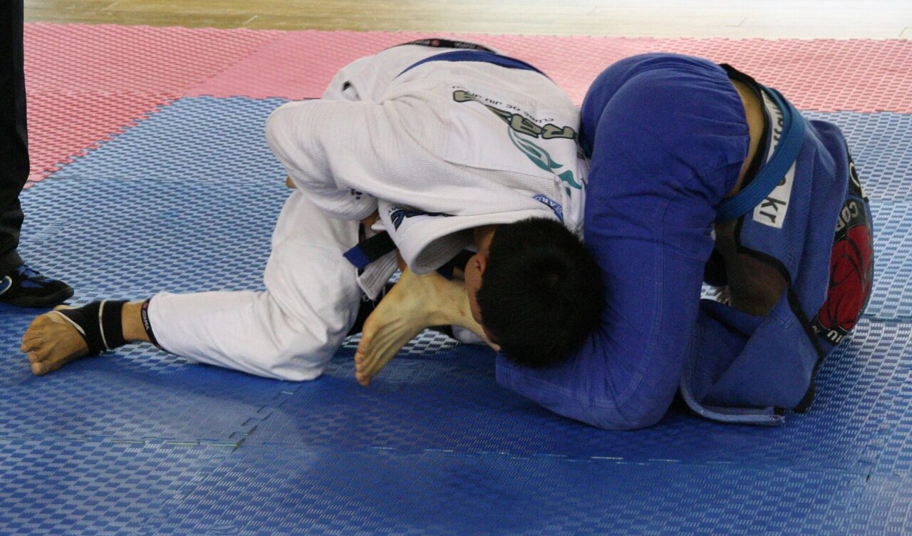 Takmičari brazilskog jiu-jitsua tokom borbe na tatamiju.