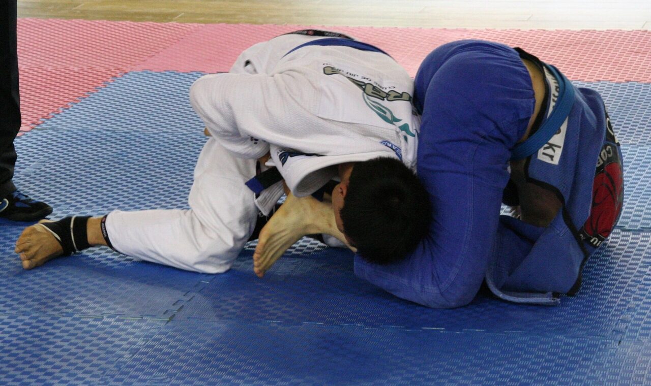 Takmičari brazilskog jiu-jitsua tokom borbe na tatamiju.