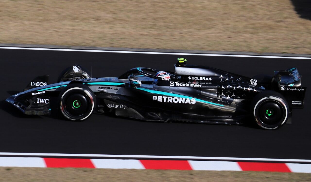 Andrea Kimi Antonelli vozi Mercedes W16 na stazi.
