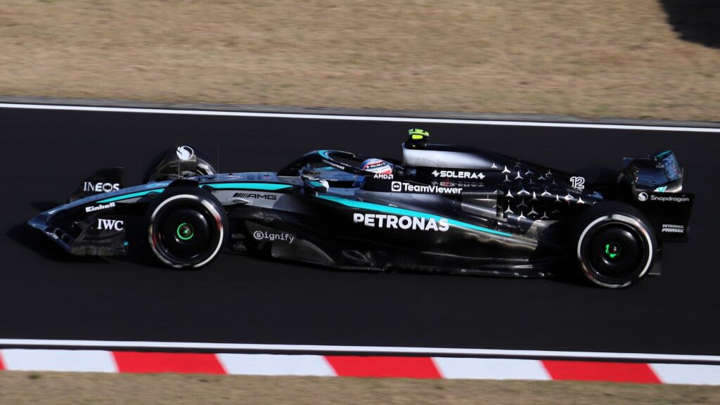 Andrea Kimi Antonelli vozi Mercedes W16 na stazi.