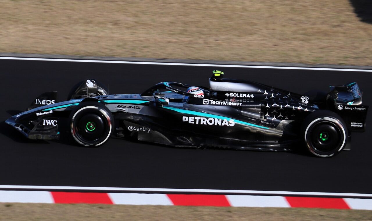 Andrea Kimi Antonelli vozi Mercedes W16 na stazi.