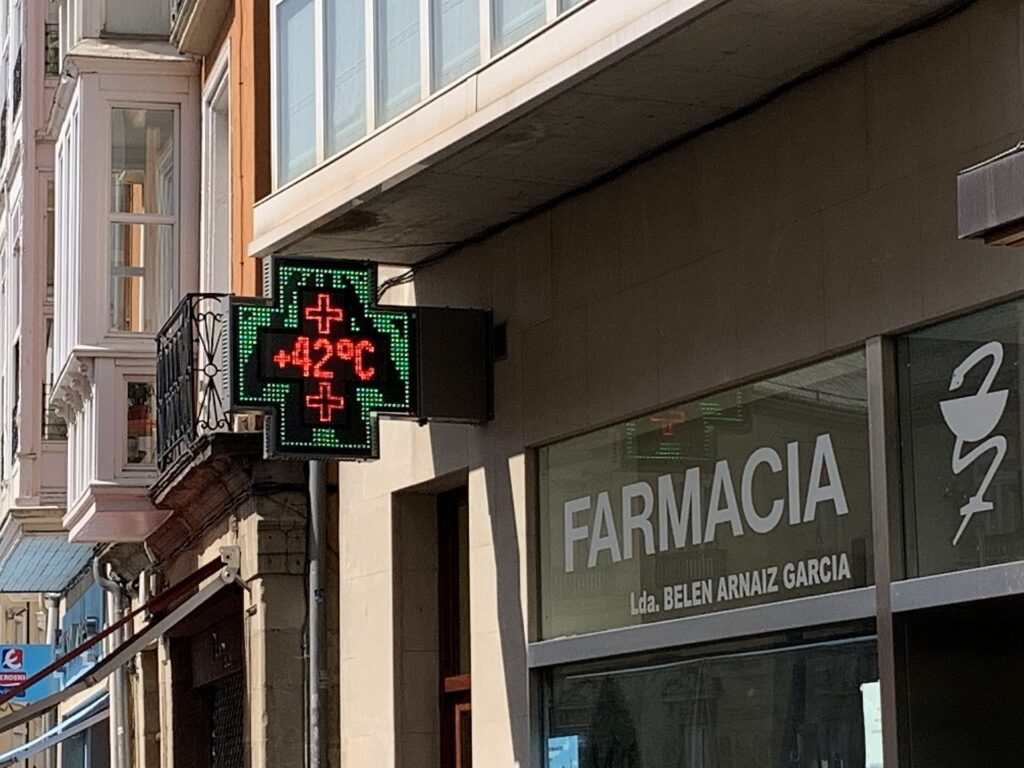 Termometar pokazuje 42 stepena tokom vrućine.
