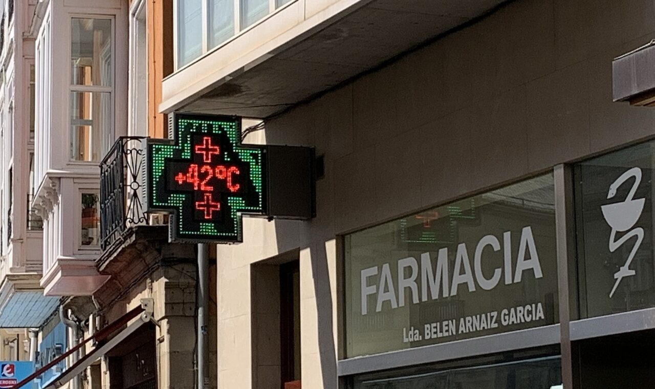 Termometar pokazuje 42 stepena tokom vrućine.