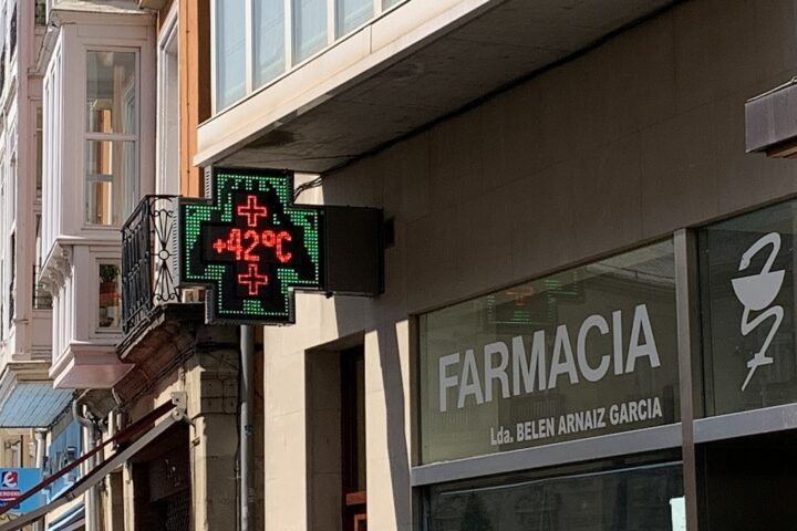 Termometar pokazuje 42 stepena tokom vrućine.