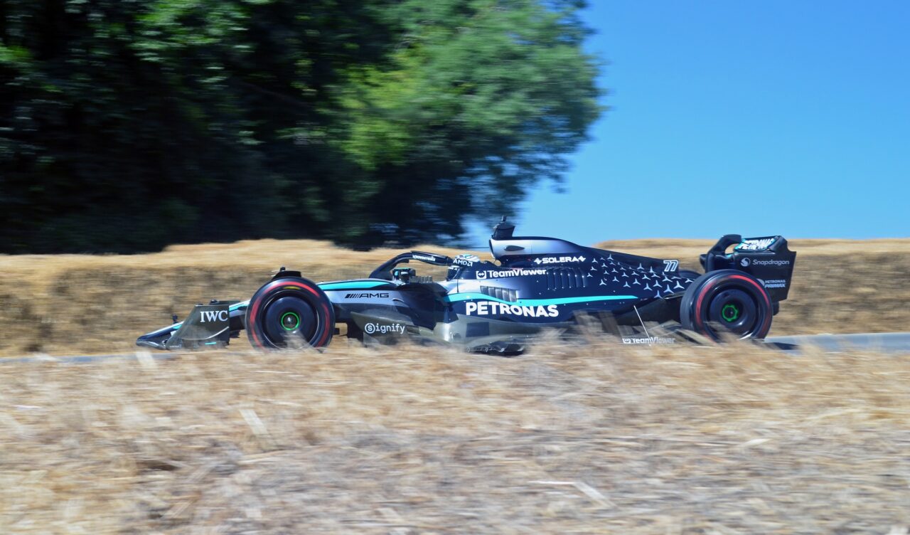 Mercedes-AMG F1 W16 bolid na stazi.