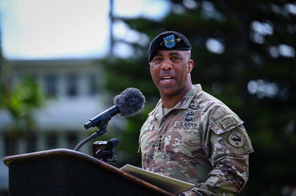 Ronald Johnson u uniformi američke vojske.