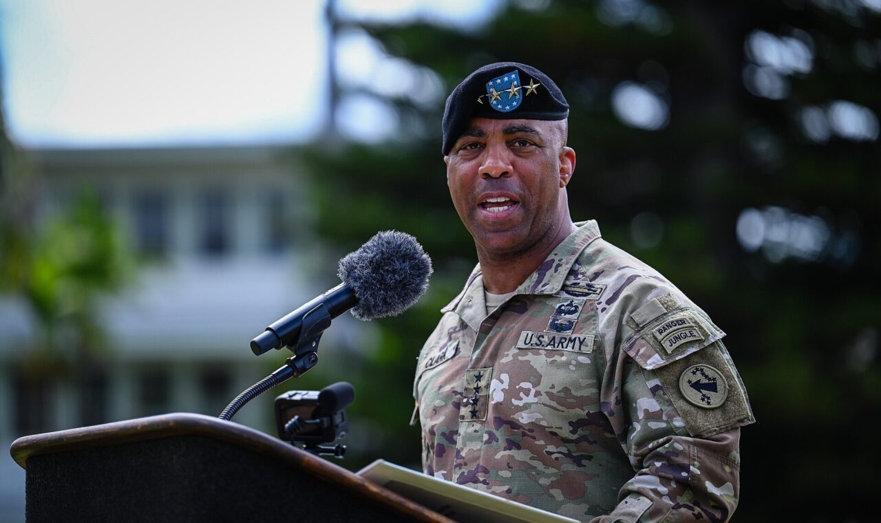 Ronald Johnson u uniformi američke vojske.