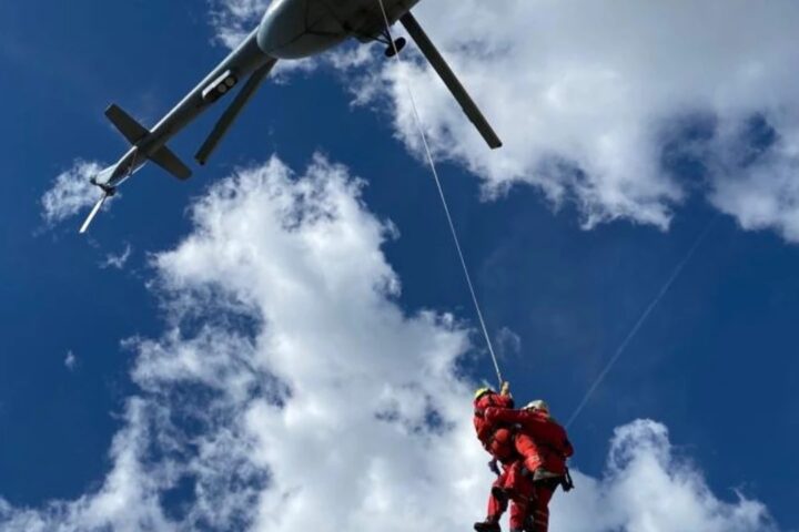 Helikopter prevozi spasioce na nepristupačnom terenu.