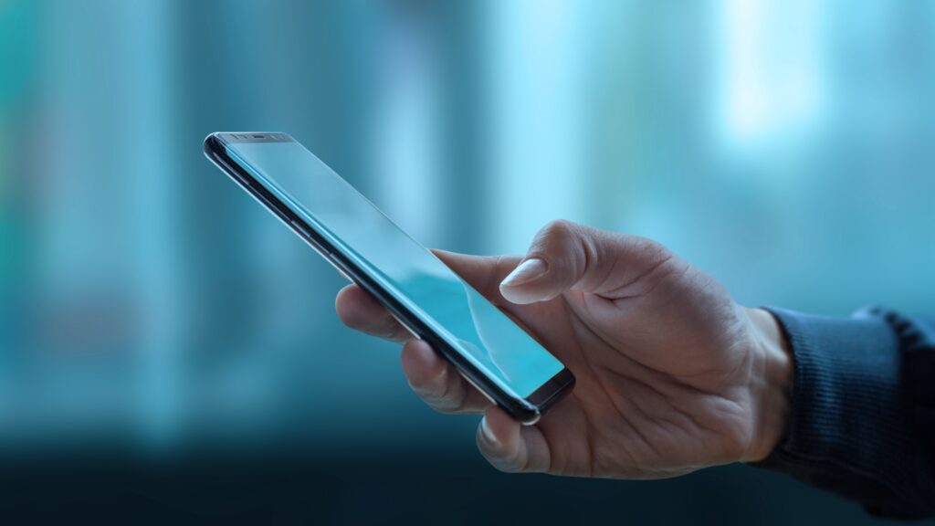 Pametni telefon u ruci, ilustracija za digitalne usluge.